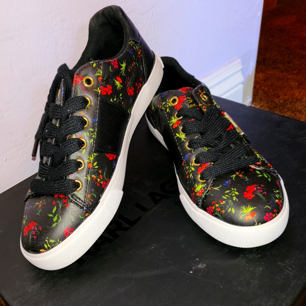 Guess Shoes 5 1/2
